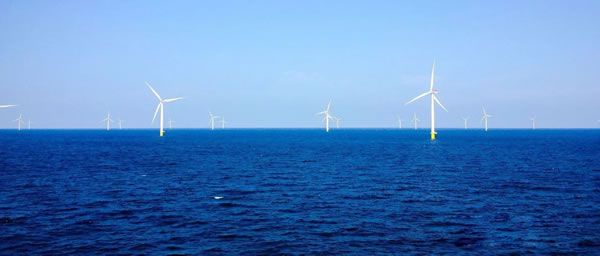 	　　丹麦公司&Oslash;rsted（原名DONG Energy）在丹麦的海上风电场Anholt Offshore Wind Farm装机400兆瓦，是世界上最大的海上风电场之一。		　　该风电场投资16.5亿美元，风机由西门子公司制造（111座3.6兆瓦风机），2013年9月正式并网发电