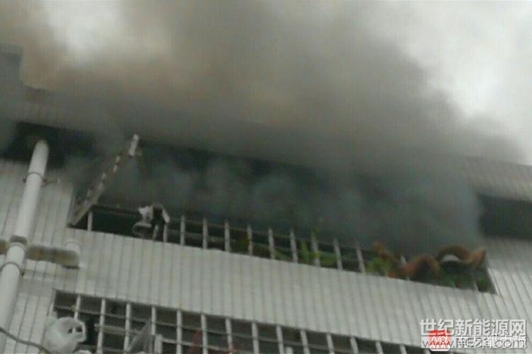 要说这哥们肯定也是个靠技术吃饭的人才，不然也不会和Solar City老板马斯克一样，搞太阳能家庭储电这么前卫的玩意。如果成功了，媒体的标题态度可能就要180度大转弯，但在居民楼里做实验，还不知道为了省钱还是省事用的铝电线，说明这位&ldquo;工程师&rdquo;水平还不行啊&hellip;&hellip;不服来辩深圳南山一住户为了省电，自己搞起了小发明，违规在房屋内安装自己组装的太阳能储电设备，不料却因此引发火灾2018年2月27日10时许，塘朗派出所接群众报警，称看见塘朗新村某栋某房着火、冒