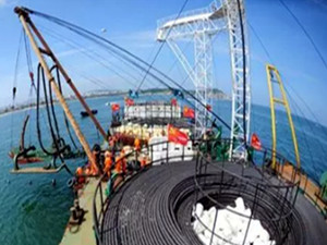                 	                    	2月28日，江苏亨通光电发布公告称，公司下属子公司江苏亨通高压海缆有限公司于近日收到上海上投招标有限公司发来的《中标通知书》，确认亨通高压中标上海临港海上风电一期示范项目35kV光纤复合海底电缆、电力电缆和光缆供货及技术服务。		据悉，此次中标上海临港海上风电一期示范项目35kV光纤复合海底电缆、电力电缆和光缆供货及技术服务，体现出亨通高压提供系列化海底光电复合缆综合解决方案的能力，确立了公司在海缆领域的行业地位，