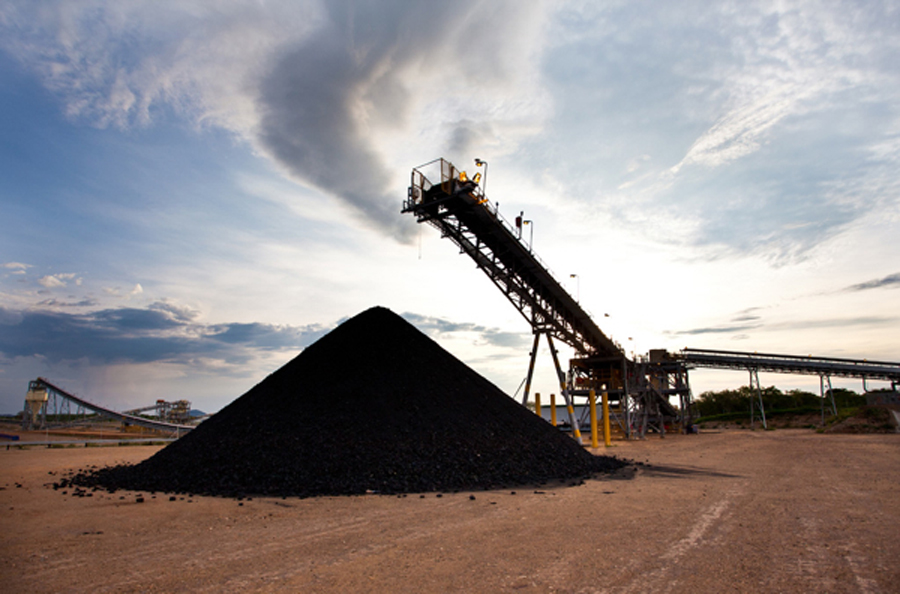                 	                    	日前，力拓前首席执行官Tom Albanese和首席财务官Guy Elliott因涉嫌误导投资者涉及该企业在莫桑比克失败的煤炭投资而被澳大利亚的企业监管机构送上法庭。		根据澳大利亚证券和投资委员会（ASIC）的资料，力拓两位前高管在力拓集团2011年度报告中发表声明，歪曲RTCM（力拓矿业莫桑比克）的储量和资源，从事&ldquo;误导性和欺骗性&rdquo;行为