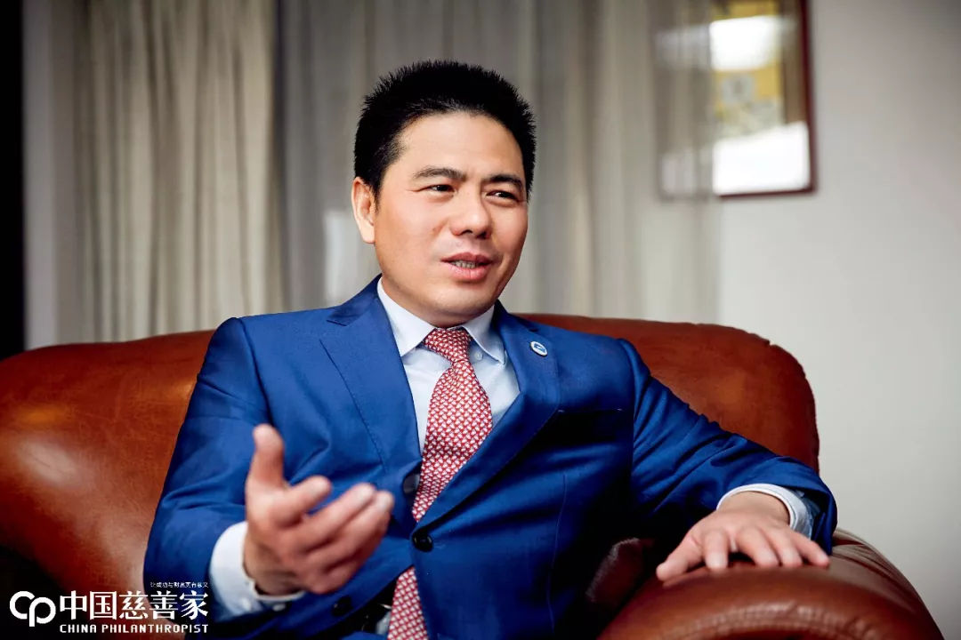 蒋锡培看上去像个厚道的农民兄弟,三十几年前的气质,仍有相当部分存留在这个如今的电缆产业巨头身上。与这气质一块儿留下的,是被他称为兄弟姐妹的身障人士