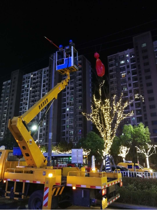 　　3月4日下午到5日夜间，短时强对流天气及8级以上雷雨大风等恶劣天气袭击江西，导致南昌、赣西、赣东北、宜春、九江、景德镇等地区电网的部分电力设施受损停运，累计有122条10千伏及以上线路、2225个台区、15.57万用户停电。经电力员工的快速抢修，到5日上午7时，接近80%的受影响用户已恢复正常供电