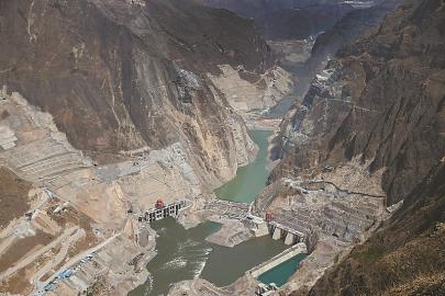             　　&nbsp;&nbsp;&nbsp;&nbsp;&nbsp; 超级工程——乌东德水电站工程大坝6号坝段和8号坝段的混凝土上升突破了百米大关！　　截至3月1日，乌东德水电站大坝工程已有9个坝段在进行混凝土浇筑施工。其中，8号坝段已浇筑上升103.5米，6号坝段紧随其后，于3月2日凌晨四时浇筑上升101.5米，在大坝开浇不到一年的时间里双双突破百米大关，迎来新春开门红