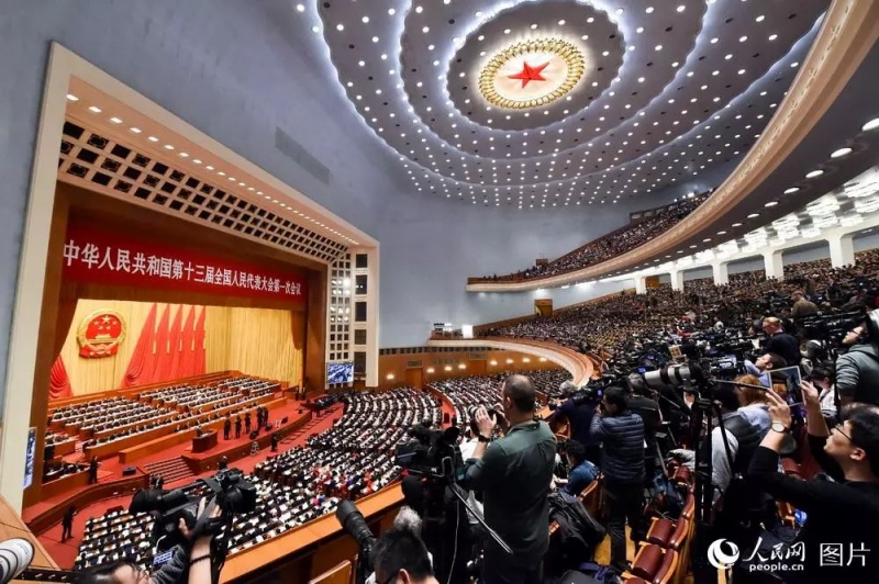 3月5日，第十三届全国人民代表大会第一次会议在人民大会堂隆重开幕，政府工作报告再次将能源电力列为重点，并明确提出去产能、降成本、绿色发展同步，树立绿水青山就是金山银山理念，以前所未有的决心和力度加强生态环境保护。阳光电源董事长曹仁贤作为新一届人大代表上会履职，表示生态环境始终是他最为关心的问题，同时呼吁：&ldquo;全社会要形成清洁能源将逐步替代化石能源的共识，加快落实行动，最终让人人享用清洁电力