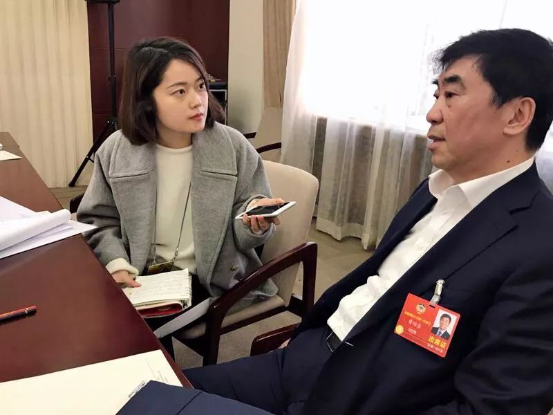            曹培玺接受中国能源报记者卢奇秀采访&nbsp;　　3月5日，中国能源报记者采访了全国政协委员、中国华能董事长曹培玺，就煤电行业发展中遇到的问题、电力体制改革等问题展开了交流。&nbsp;　　图 文丨卢奇秀 董欣 发自现场&nbsp;　　《中国能源报》：今年的《政府工作报告》中提出，要淘汰关停不达标的30万千瓦以下煤电机组，您认为这会对煤电行业带来哪些影响？&nbsp;　　曹培玺：今年年初的能源工作会议上，已经提出了这项工作要求