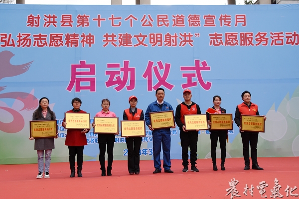 　　农村电气化网讯：3月5日，明珠公司青年志愿者服务队相继荣获射洪县优秀志愿服务组织、遂宁市最美巾帼志愿者团队，共产党员服务队&ldquo;电亮社区&rdquo;志愿服务项目荣获遂宁市十佳志愿服务项目，明珠公司志愿者张开国、陈小燕等同志分别射洪县优秀志愿者和遂宁市十佳志愿者。　　2017年，明珠公司团委把志愿服务作为保持&ldquo;全国文明单位&rdquo;殊荣的重要内容，积极动员团青注册成为志愿者；以国家电网公司&ldquo;青春光明行&rdquo;15周年为契机，明珠公司各级团组织持续开展