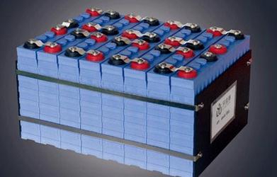                 	                    	近日，包括韩国三星、英国戴森等科技业巨头已集体向一家小公司Ionic Materials投资6500万美元，这样的信任让人震惊，只因为该公司似乎在固态电池技术方面取得独特进展。		Ionic Materials押注的是一种固态碱性电池，和日常生活中所见如手电筒、遥控器中的电池一样，但它又能充电，适用于电动汽车、电网和家庭电力储存用途，更重要的是比锂离子电池更便宜安全，虽然距离商业化可能还要5年时间，但Ionic M