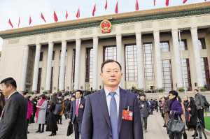             　　促进清洁能源消纳服务美丽中国建设&nbsp;　　●全国人大代表 国网四川省电力公司董事长、党委书记&nbsp; 石玉东　　政府工作报告明确提出，2018年，单位国内生产总值能耗下降3%以上，主要污染物排放量继续下降。这是继党的十九大要求坚定不移贯彻绿色发展理念，推进能源生产和消费革命，构建清洁低碳、安全高效能源体系之后，又一服务美丽中国建设的具体措施