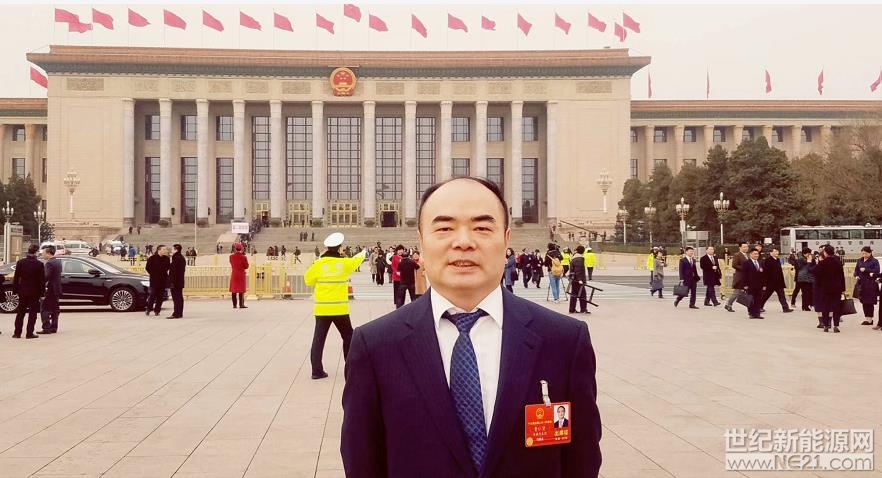 3月5日，第十三屆全國人民代表大會(huì)第一次會(huì)議在人民大會(huì)堂隆重開幕，政府工作報(bào)告再次將能源電力列為重點(diǎn)，并明確提出去產(chǎn)能、降成本、綠色發(fā)展同步，樹立綠水青山就是金山銀山理念，以前所未有的決心和力度加強(qiáng)生態(tài)環(huán)境保護(hù)。



陽光電源董事長曹仁賢作為新一屆人大代表上會(huì)履職，表示生態(tài)環(huán)境始終是他最為關(guān)心的問題，同時(shí)呼吁：“全社會(huì)要形成清潔能源將逐步替代化石能源的共識(shí)，加快落實(shí)行動(dòng)，最終讓人人享用清潔電力