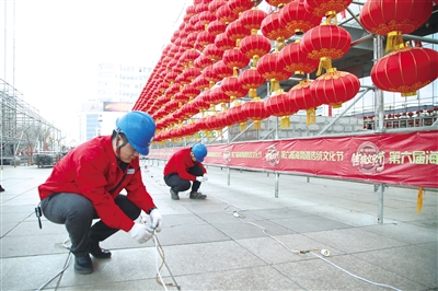 　　圆满完成重大活动和节日保电任务。图为内蒙古电力公司员工对节日庆祝场所的线路和设备进行用电情况巡查