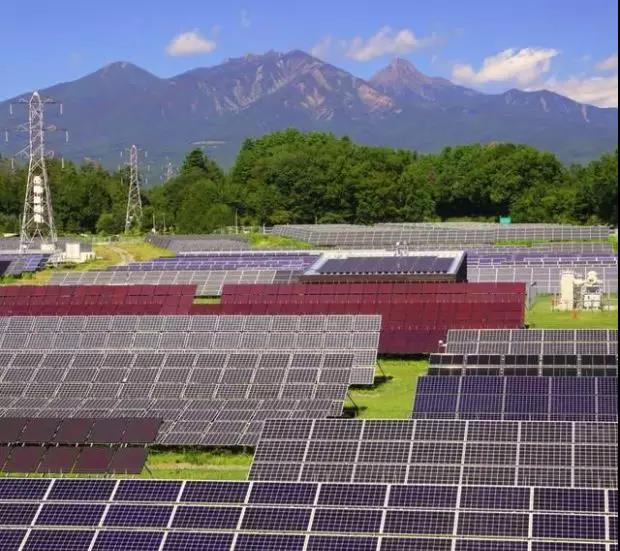 　　又有人开始使用太阳能发电来挖掘比特币了。　　日前，日本熊本市当地能源生产商和供应商熊本能源公司(Kumamoto-Energy)宣布，将部署更环保的大型太阳能电站来解决其挖比特币的电力消耗问题