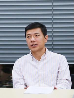 第十三届全国人民代表大会第一次会议和政协第十三届全国委员会第一次会议分别于3月5日和3月3日在北京召开,由于每年的两场会议会期基本重合,故简称为“两会”。
今年“两会”有2158名政协委员和2980名人大代表参加,其中一半以上的参会人员是新面孔
