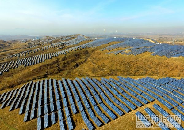 彭博新闻社网站3月5日刊登《中国的能源武器全都是一个颜色&mdash;&mdash;绿色》一文，作者为利亚姆˙丹宁。文章称，&ldquo;能源武器&rdquo;这个词往往会令人想起留着一头乱发、身穿迪斯科年代时装的美国人排队加油的老照片，21世纪版本的能源武器会不会涉及太阳能电池板和电动汽车?美国外交学会理事埃米˙迈尔斯˙贾菲最近在《外交》双月刊上撰文谈到了这一点：在某种程度上，中国正在转向一种更加绿色的能源地缘政治