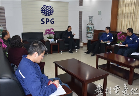 　　农村电气化网讯：3月7日，凤翔县人大副主任李宏志带领人大财经委相关人员对凤翔分公司保障民生情况进行专题调研，并就下一步人大代表视察等工作进行了磋商。　　调研中，凤翔分公司副经理崔光平就公司服务发展保障民生工作情况进行了简要汇报，并指出，近年来，凤翔县委、县政府的坚强领导和县人大的鼎力支持下，凤翔分公司立足县情，与时俱进，积极做好电网规划，不断完善电网结构，提升优质服务水平，精准实施脱贫攻坚，着力打造一流形象，各项工作稳步推进，工作成效显着提高，为县域经济社会发展和广大群众安全舒心用电提供了保障