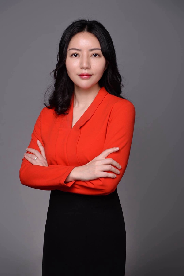 	中国储能网讯：她是一位女强人，她带领微宏销售团队取得今天令人称道的成绩，无疑是十分有胆识与韬略的，她慷慨激昂，在职场纵横捭阖；她又是一位感性的女人，思路清晰，言谈之中充满温情，她就是微宏动力高级销售副总裁何欣。	如果说干练是职场之中杰出女性的标签，那么坦诚、专业、务实、负责就是对这个标签的最佳注解