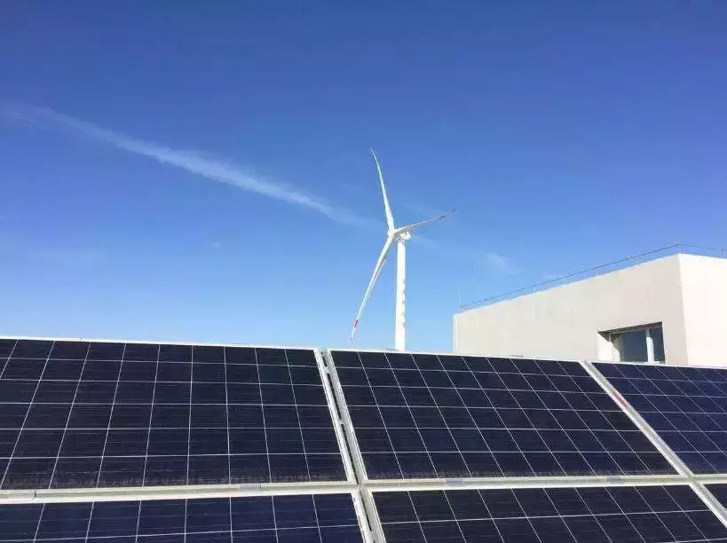 	中国储能网讯：2018年上半年，金风科技要在北京亦庄建设一套智能微网系统，所发电量用于金风科技办公楼和生产车间。据了解，这套“智能微网”的电源系统包括一台金风科技2.5兆瓦直驱永磁风力发电机组和500千瓦光伏及2台65kW微型燃气轮机