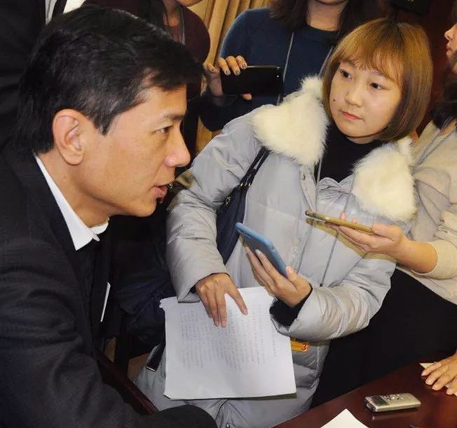 图为李彦宏(左一)接受中国能源报记者采访。 3月8日下午,在全国政协十三届一次会议经济界小组讨论会现场,全国政协委员、百度董事长兼CEO李彦宏接受了《中国能源报》记者的采访
