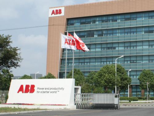 全球电力和自动化集团ABB宣布,将为牙买加提供微电网和存储系统,帮助将可再生太阳能和风能整合到大型热带岛屿的电力供应中,减少对化石燃料的需求并降低碳足迹。 (图片来自网络,侵删) ABB是微电网领域的先驱,因为它们的大小和功率非常适合岛屿等偏远地区,以此来轻松连接到主电网
