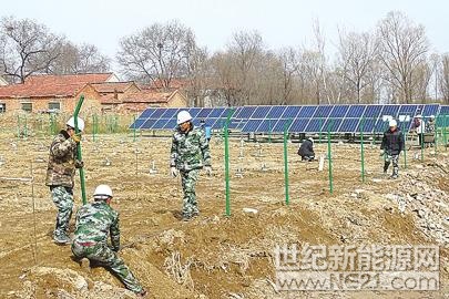 近日，在濟(jì)陽(yáng)縣濟(jì)陽(yáng)街道小高村光伏發(fā)電站旁，一臺(tái)大型混凝土攪拌車(chē)正在作業(yè)，十幾名工人正緊張有序地進(jìn)行管樁施工，現(xiàn)場(chǎng)一派繁忙，而這正是濟(jì)陽(yáng)街道為無(wú)建設(shè)用地的葛店村實(shí)施“飛地模式”、點(diǎn)燃致富希望的重要舉措。



濟(jì)陽(yáng)街道光伏發(fā)電項(xiàng)目正在建設(shè)