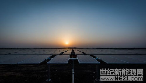 参考消息网3月12日报道美媒称，印度希望成为一个太阳能大国，到2022年时为超过1600万个家庭生产足够的能源。但此时，印度对进口太阳能电池板征收70%关税的计划导致该国太阳能行业陷入分裂