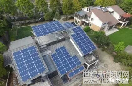 小陈是一个平民，在南阳种地，小陈的志向不算远大，不求在乡亲们前大富大贵，但求有一个小康生活，到退休时，有一份稳定的收入来源。小陈2010年就关注了光伏行业，那时候是金太阳时期，有初装补贴，小陈不太懂，就一直没有装，2013年国家出台度电补贴政策，每度电国家补贴0.42元，连补20年，看到周边的邻居一个个安装了光伏，每个月都有电费收入，小陈一直在犹豫要不要装一套，直到2017年底，国家出台新政策，2018年补贴降了，由每度0.42元降到每度0.37元，这光伏还能装吗?光伏能不能装，说了不算，关键