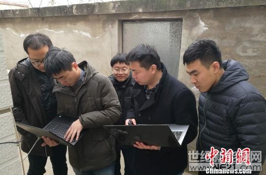&nbsp;国家电网技术人员在在河北省涞水县南郭下村的分布式光伏扶贫电站研发5G技术传输。　赵明　摄&nbsp;中新网北京3月12日电(赵明) 12日在河北省涞水县南郭下村的分布式光伏扶贫电站，正式实现了5G通信链路的全面打通，该电站发电量、功率、转化率等信息成功以100G每秒的速度远程传输到国家电网分布式光伏云网主站，这意味着5G技术在光伏云网首次成功试运行