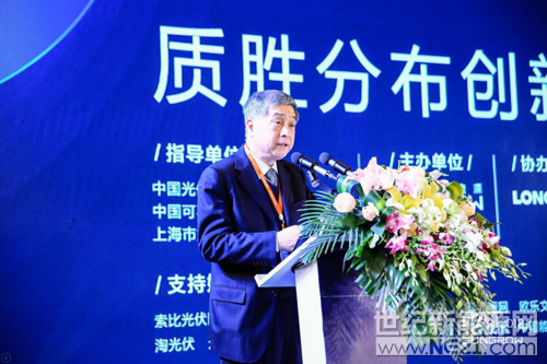 3月13日，由阳光电源主办，中国光伏行业协会、中国可再生能源学会光伏专委会、上海市太阳能学会提供技术支持的PAT2018爱光伏一生一世 质胜分布创新领跑光伏先进技术研讨会在合肥举行。中国光伏行业协会副理事长兼秘书长王勃华在致辞中指出，过去一年中，我国光伏产业规模持续扩大，分布式成为新亮点，但市场还存在一定问题和困难，如部分项目可靠性差、分布式补贴有所下调等