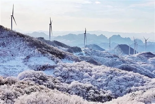  　　眾所周知，風(fēng)能發(fā)電現(xiàn)在是越來(lái)越多了，風(fēng)能作為一種新的能源，不僅綠色環(huán)保而且能量是豐富、近乎無(wú)盡、廣泛分布、干凈并且能緩和 溫室效應(yīng)，保護(hù)著陸地和生態(tài)。
 
　　今天小編想帶大家看看那些有著風(fēng)能資源的地方，究竟是多美