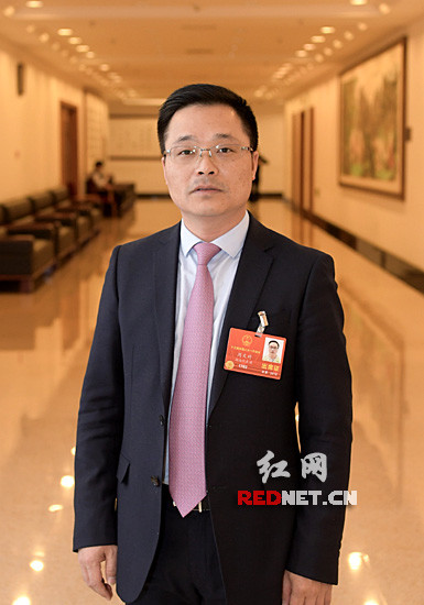 	中国储能网讯：“政府工作报告中，李克强总理号召我们要携手行动，建设天蓝、地绿、水清的美丽中国。”3月13日，正在北京参加全国两会的全国人大代表、湖南三迅新能源科技有限公司董事长周文对告诉记者，积极响应政府工作报告，推进污染防治取得更大成效，他结合自身熟悉的工作领域，向大会提交了《关于支持湖南省新能源动力储能电池产业发展的建议》