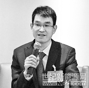 全国人大代表、晶科能源总裁陈康平：推进光伏扶贫 尽快制定国家光伏标准全国人大代表、晶科能源总裁陈康平在接受证券时报记者采访时表示，光伏扶贫已经成为中国精准扶贫事业中的重要一环，建议加大支持力度；同时，应加快国家光伏标准制定工作。陈康平建议高度重视光伏扶贫工作，在政策、资金等方面给予更大的支持力度，尽快将已投运的村级光伏扶贫电站纳入新能源补贴目录，使光伏扶贫产业尽早产生扶贫收益，增强贫困群众获得感，助力攻坚脱贫