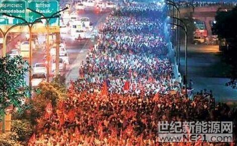 自3月6日起，为了向印度官方表达自己的诉求，来自印度马哈拉施特拉邦的近4万农民就开始了他们的&ldquo;长征&rdquo;抗议之行，并最终在12日早些时候抵达孟买。据悉，由于他们此次的路途较远，有农民甚至还头戴着太阳能充电板，来为其他人的手机充电，可谓准备充分