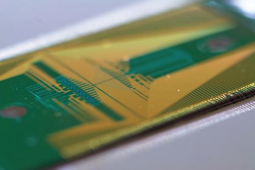 　　实现功能强大的量子信息处理芯片是当前量子科技革命的关键。一个由布里斯托尔大学物理系量子光学中心、北京大学&ldquo;极端光学创新研究团队&rdquo;等单位组成的国际合作团队，于2018年3月8日在国际顶级学术期刊《科学》(Science)上报告利用大规模集成硅基纳米光量子芯片技术，实现对高维度光量子纠缠体系的高精度和普适化量子调控和量子测量
