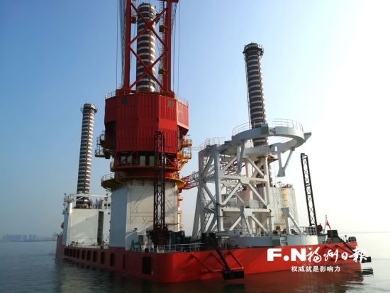  　　記者昨日從海上福州領(lǐng)導(dǎo)小組辦公室獲悉，海上風(fēng)電一體化作業(yè)移動平臺——“大橋福船”號已于日前完工，預(yù)計月底航行至興化灣海域，投入“福清興化灣海上風(fēng)電場一期(樣機試驗風(fēng)場)”項目使用。


 
　　“大橋福船”號總長108.5米，型寬40.8米，型深7.8米，設(shè)計吃水4.5米，帶動力定位系統(tǒng)，配置1臺1000噸電動全回轉(zhuǎn)繞樁式起重機和1臺200噸全回轉(zhuǎn)起重機，主要用于風(fēng)機設(shè)備運輸和吊裝，可
