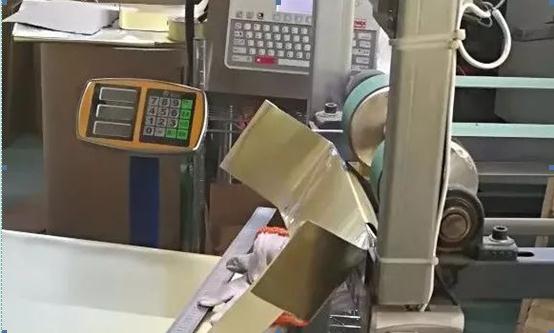                 	                    	我来自河南豪瑞，是从10年建厂开始就在豪瑞工作的老员工了，主要负责7号生产线的设备操作。我们一共有4台喷码机，我使用了其中1台，在使用中，几乎每次开机都需要先做喷头清洗