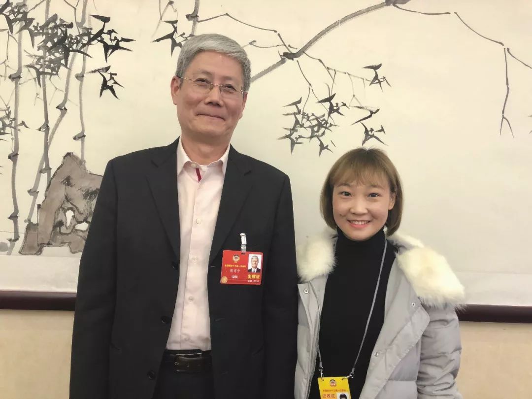 &nbsp;傅育宁接受中国能源报记者采访&nbsp;　　3月7日，全国政协委员、华润集团董事长傅育宁在驻地接受了中国能源报记者专访，就华润旗下燃气板块、煤改气发展状况等回答了记者提问。&nbsp;　　傅育宁建议，为了缓解发电企业的经营困境，必须尽快理顺煤电价格关系，可以将北方港口5500大卡动力煤460元/吨的价格作为煤、电双方2018年下水煤长协基准价格，调整下水煤中长协合同基价为460—480元/吨