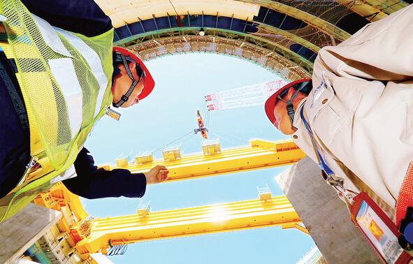             　　3月11日，“华龙一号”示范工程福清核电6号机组环吊电气主梁成功吊装就位（如图），朝“华龙一号”6号机组内穹顶吊装目标再迈一步。&nbsp;　　环吊位于核岛反应堆厂房，运行在+42.66米标高圆形轨道上，由电气梁、非电气梁等8个主要部件组成