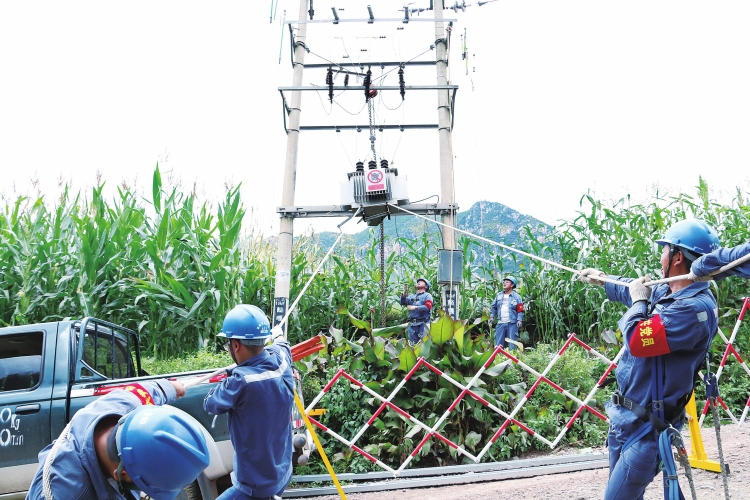 　　宣威供电公司及时抢修速度加快、工作效率提高，让群众真正感受到了充足电力带来的变化。 宁奇功 摄　　过去的一年对于云南电网公司曲靖宣威供电公司来说是收获的一年：售电量比2016年增长7.79%，达11.6亿千瓦时；电费回收率100%，比2016年上升0.5个百分点；综合线损率6.85%，比去年下降了1.22个百分点；第三方客户满意度81分，比2016年提升6分，完成了190个易地扶贫搬迁用电项目&hellip;&hellip;　　面对一组组变化的数据，满意的不仅是领导和员工，也有从中受益的广大