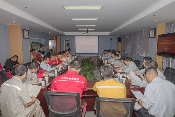 本网讯(曾平)3月16日,乌东德工程建设部组织乌东德水电站工程各参建单位,召开2018年防汛防灾工作启动会,正式进入施工区防汛防灾备战状态。 摄影:幸相飞 会上,乌东德工程建设部质量安全部回顾了2017年施工区防汛防灾工作整体情况,并根据2018年的水文气象预测特征和工程建设要求,部署了2018年防汛防灾工作