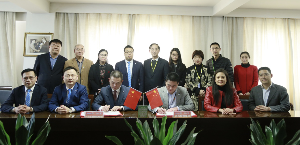                 	                    	3月15日，江苏比高投资集团有限公司董事长黄亚强率队到访远东控股集团，签订合作框架协议。江苏比高新能源集团执行总裁佘亚军、副总裁谢雄伟、财务总监宋金丽、法律顾问安学泽同行参访