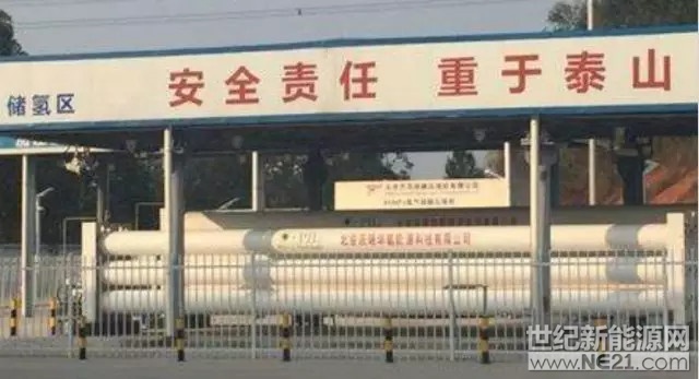 騙補(bǔ)事件讓人們開始反思強(qiáng)刺激政策是否真能帶來產(chǎn)業(yè)進(jìn)步和彎道超車？回顧中國風(fēng)電和光伏至今仍嚴(yán)重依賴補(bǔ)貼的現(xiàn)實(shí)，偏離了市場機(jī)制的政府規(guī)劃和粗放補(bǔ)貼，會誘發(fā)跑偏了的羊群效應(yīng)，消弱多元化的研發(fā)布局，錯失更好的技術(shù)路線。我們在混動技術(shù)上的落后就跟單一的“頂層規(guī)劃”有關(guān)