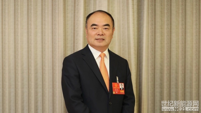 作为光伏行业为数不多的两会代表，围绕光伏行业的进一步发展，全国人大代表、阳光电源董事长曹仁贤在安徽团驻地接受了记者采访。中国能源报：今年两会带来哪些议案建议？曹仁贤：今年，我建议进一步做好可再生能源规划