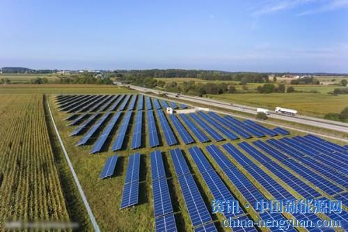                                                                                                                                                                     	　　特朗普政府近期实施的对进口光伏电池和组件征收30％关税在国际太阳能行业中不受欢迎。截至周五晚上申请豁免的最后期限，超过20家制造商被要求免除其产品关税