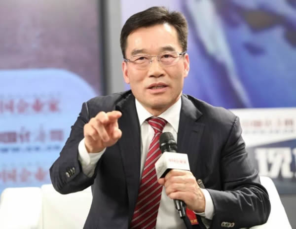 全国人大代表、广东省工商联副主席、明阳新能源投资控股集团有限公司董事长、明阳智慧能源集团股份有限公司董事长兼CEO张传卫。
按照党的十九大要求,今后决胜全面建成小康社会的三年中,要重点抓好防范化解重大风险、精准脱贫、污染防治三大攻坚战