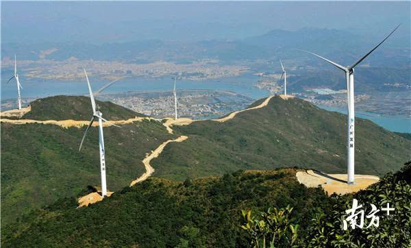 原标题：广东惠州加快发展清洁能源 已备案光伏发电项目478个            一个个“大风车”屹立山顶，风叶随风转动，呼呼作响，每转一圈便产生一度“绿色电力”…… 在惠州，首个风力发电项目已经投用。未来，类似场景还会出现在更多地方