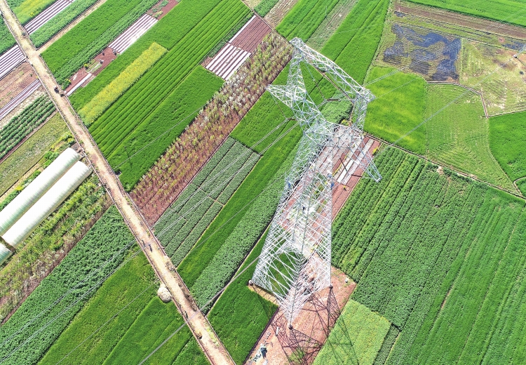 　　3月26日，云南电网公司与中国铁塔公司云南分公司在云南省楚雄市东瓜镇220千伏鹿资线路N38号铁塔成功安装通讯天线。图为安装现场