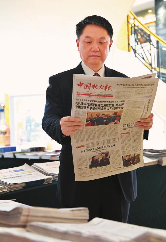 　　南方电网：及时学习抓好贯彻　　中国电力报 中电新闻网讯 通讯员何宇瞳报道 为做好学习宣传贯彻全国两会精神工作，南方电网公司日前印发《关于认真学习宣传贯彻2018年全国两会精神的通知》（以下简称《通知》），要求全网及时学习、做好宣传、抓好贯彻。　　《通知》指出，2018年全国两会是党的十九大后召开的第一次全国两会，对贯彻落实习近平新时代中国特色社会主义思想和党的十九大精神，使党的主张通过法定程序成为国家意志，实现党的十九大确定的目标任务，推动党和国家事业继往开来、再创辉煌，具有十分重要的意义