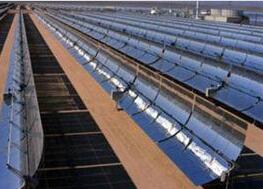 																									　　槽式太阳能热发电技术简介	　　槽式太阳能热发电是利用槽式聚光镜将太阳光聚在一条线上，在这条线上安装着一个管状集热器，用来吸收太阳能，并对传热工质进行加热，再借助蒸汽的动力循环来发电。槽式聚光器的抛物面对太阳进行的是一维跟踪，聚光比为10~100，温度可以达到400℃