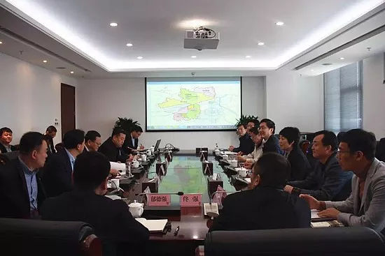 原标题:火力全开|世界500强中铁建西北总部意向落户西咸新区 西咸新区作为西安的老“网红”区域,一直好消息不断,继3月23日,总投资达400亿的宝能新能源汽车生产基地在西咸新区正式开工后,就在当天,世界500强中国铁建股份有限公司发展规划部副部长李吉锋一行就西北总部选址事宜来西咸新区进行考察洽谈。 其实早在去年的11月30日,西咸集团董事长、能源金贸区园办主任徐军前,西咸新区管委会招商局局长亢振峰就曾率团赴北京中铁建集团总部考察座谈
