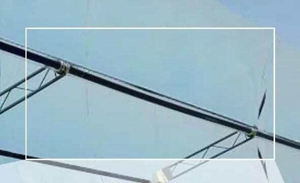 																									　　太阳能热发电概述	　　太阳能热发电是利用太阳能聚光器先将太阳辐射能转化为热能，然后经过各种方式转换为电能的技术形式。	　　太阳能热发电包括： 聚光太阳能热发电（CSP）、太阳能半导体温差发电、太阳能烟囱发电、太阳池发电和太阳能热声发电等