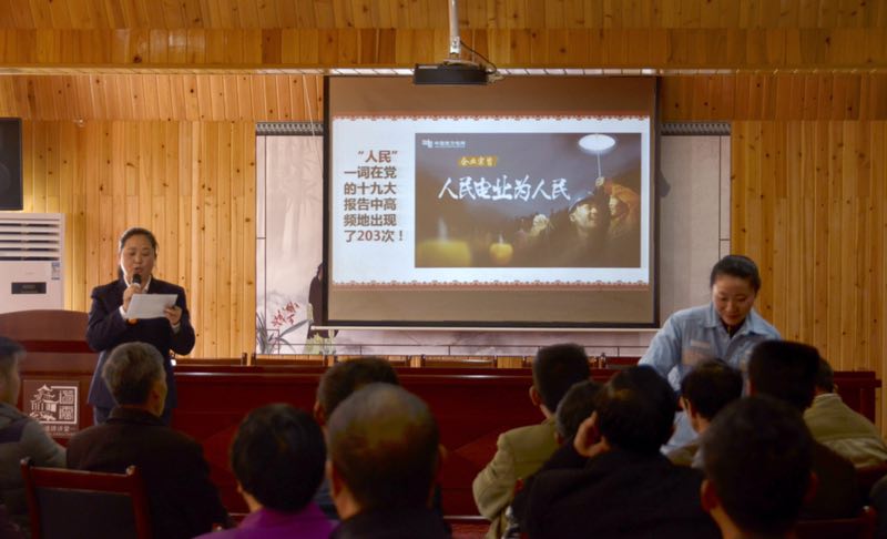 　　近日，为贯彻落实乡村振兴战略，积极响应贵州省委省政府、遵义市委市政府&ldquo;脱贫攻坚春风行动&rdquo;的工作部署，遵义供电局迅速启动新时代&ldquo;村电共建&rdquo;升级工作，把人民对美好生活的电力需要作为一切工作的出发点和落脚点，让人民从&ldquo;用上电&rdquo;到&ldquo;用好电&rdquo;，全力服务脱贫攻坚和乡村振兴。　　2010年，遵义供电局按照&ldquo;组织搭桥，业务唱戏&rdquo;的思路，主动与当地党委政府携手构建&ldquo;村电共建&rdqu